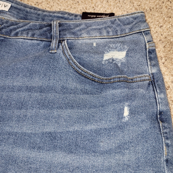 Ava & Viv 26W Distressed Denim Cutoff Shorts NWT - Picture 3 of 7